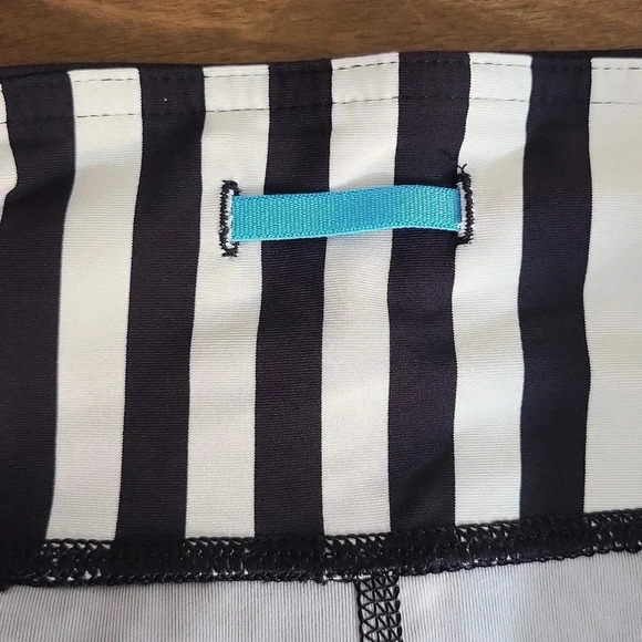 LULULEMON black & white capris workout leggings Size 10 - Picture 10 of 10